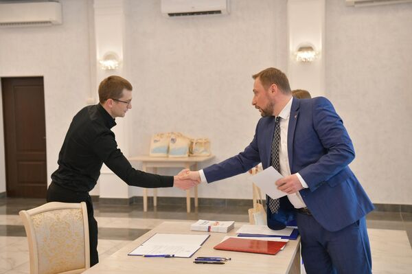 Присяга соискателей российского гражданства прошла в Посольстве в Абхазии  - Sputnik Абхазия