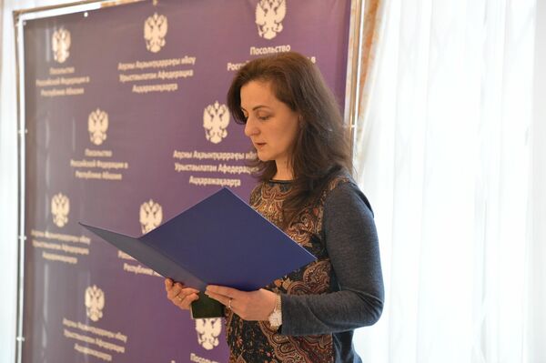 Присяга соискателей российского гражданства прошла в Посольстве в Абхазии  - Sputnik Абхазия