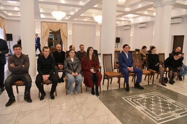 Присяга соискателей российского гражданства прошла в Посольстве в Абхазии  - Sputnik Абхазия