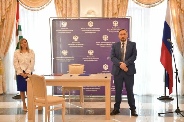 Присяга соискателей российского гражданства прошла в Посольстве в Абхазии  - Sputnik Абхазия