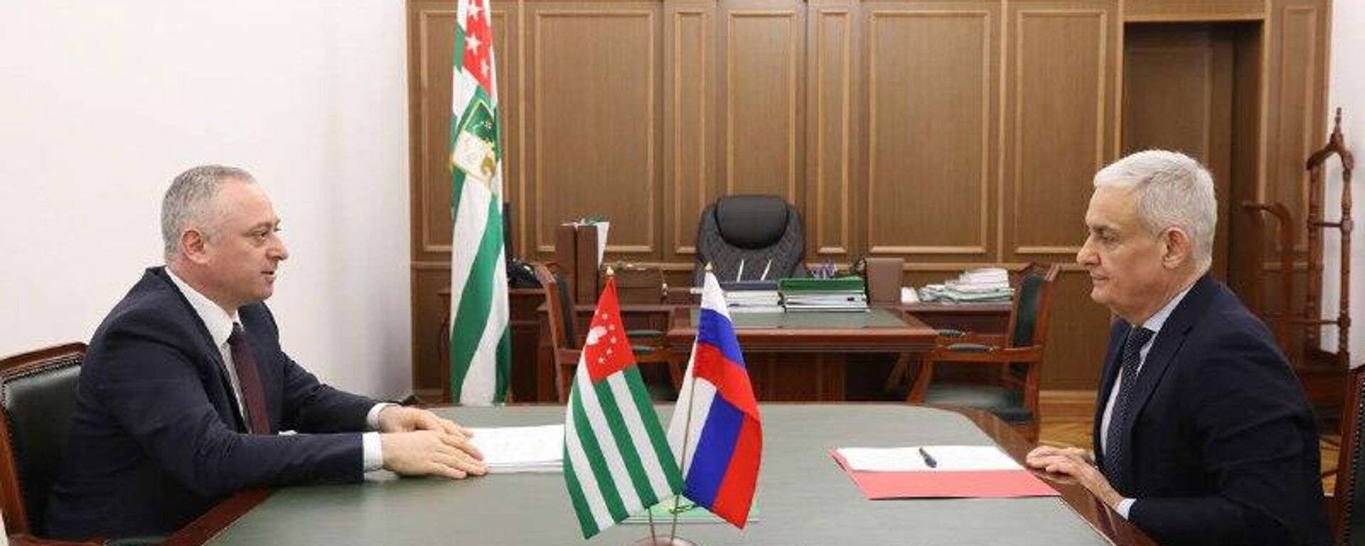 Президент Абхазии Бадра Гунба встретился с замминистра экономического развития России Сергеем Назаровым - Sputnik Абхазия, 1920, 30.01.2026