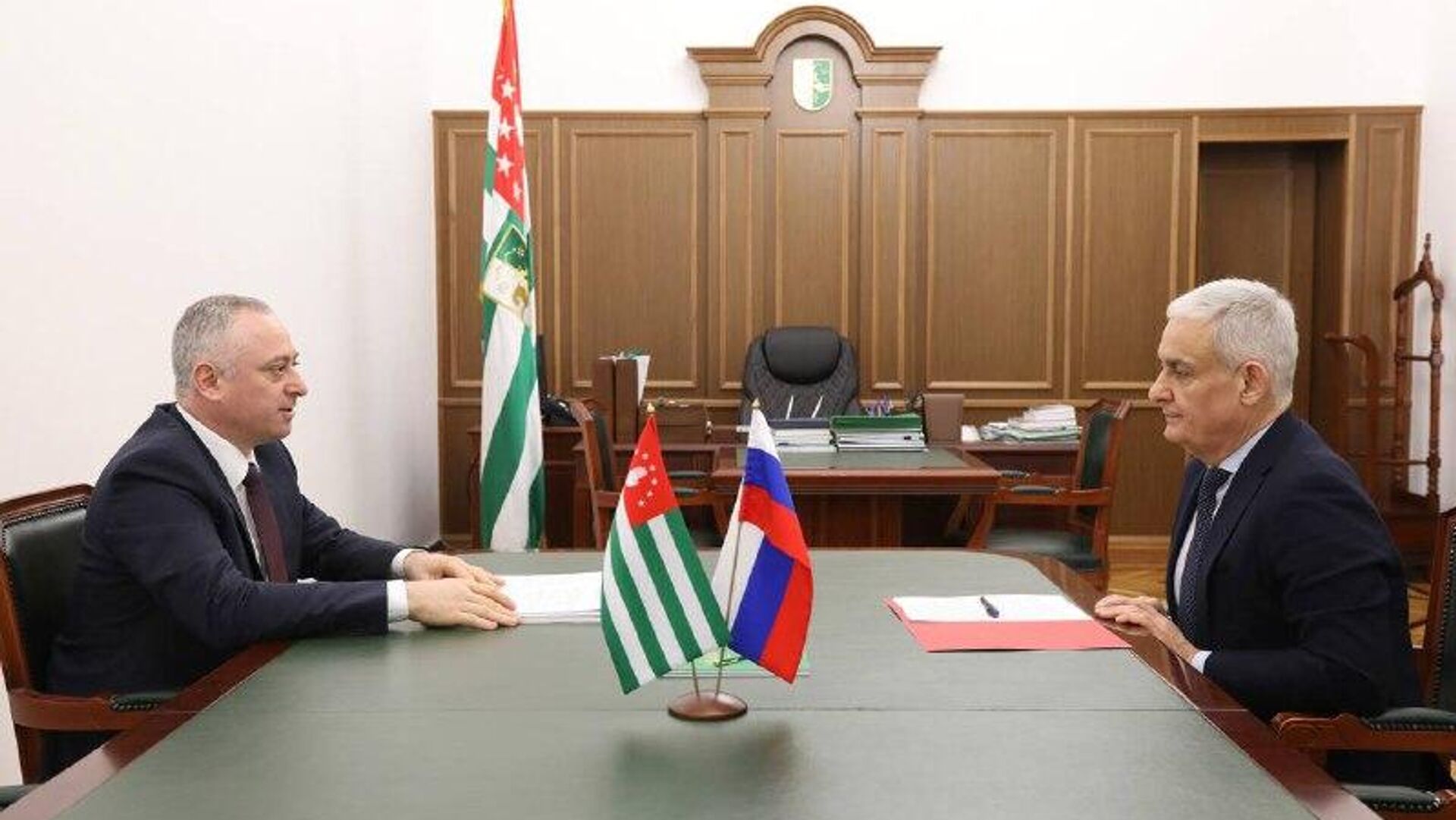 Аԥсны ахада Бадра Гәынба дидикылеит Урыстәыла Аекономикатә ҿиара аминистр ихаҭыԥуаҩ Сергеи Назаров Аԥсны ахада Бадра Гәынба дидикылеит Урыстәыла Аекономикатә ҿиара аминистр ихаҭыԥуаҩ Сергеи Назаров - Sputnik Аҧсны, 1920, 30.01.2026