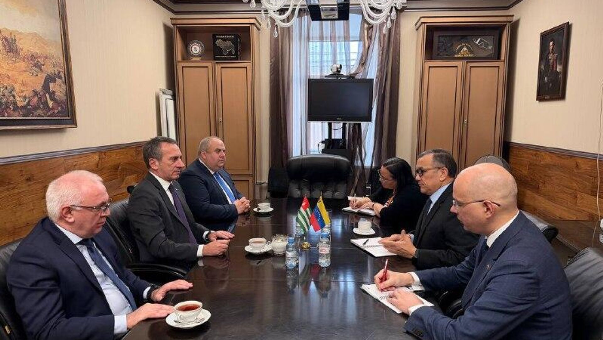 Олег Барциц встретился с Чрезвычайным и Полномочным Послом Венесуэлы в России и Абхазии Хесусом Рафаэлем Саласаром Веласкесом - Sputnik Абхазия, 1920, 02.02.2026