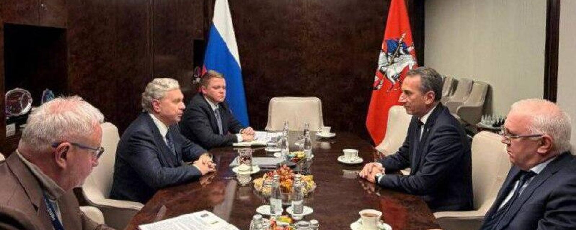 Углубление сотрудничества между Абхазией и Москвой обсудили глава МИД республики Олег Барциц и министр московского правительства Сергей Черемин - Sputnik Абхазия, 1920, 03.02.2026