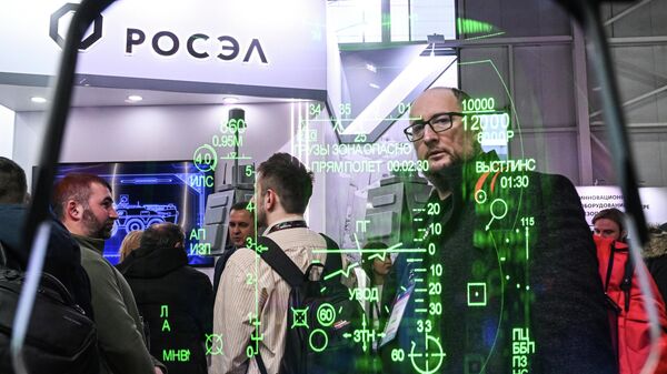 Широкоформатный коллиматорный индикатор - индикатор на лобовом стекле (ИЛС), разработанный Раменским приборостроительным конструкторским бюро, на стенде КРЭТ на выставке НАИС 2026 в Москве - Sputnik Абхазия