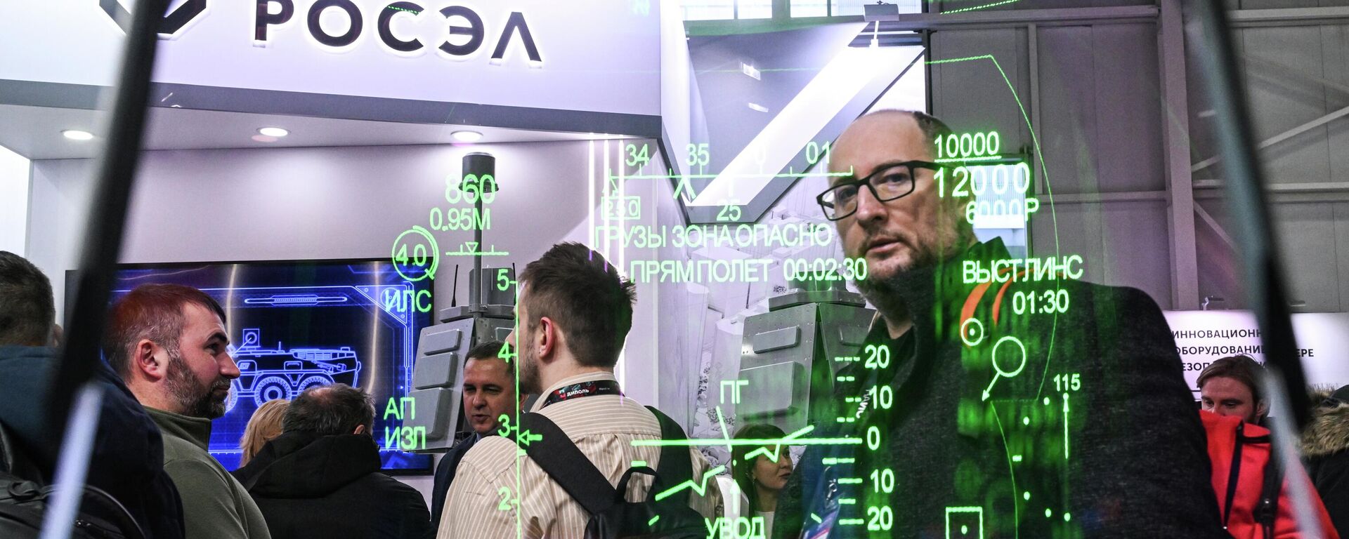 Широкоформатный коллиматорный индикатор - индикатор на лобовом стекле (ИЛС), разработанный Раменским приборостроительным конструкторским бюро, на стенде КРЭТ на выставке НАИС 2026 в Москве - Sputnik Абхазия, 1920, 04.02.2026