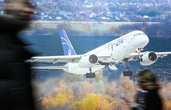 Плакат с изображением российского среднемагистрального самолёта Ту-214  - Sputnik Абхазия