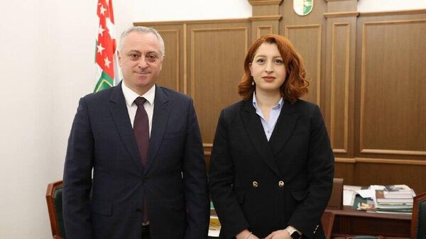 Бадра Гунба встретился с правозащитницей, доцентом турецкого университета Аднана Мендереса Эльчин Адзинба - Sputnik Абхазия