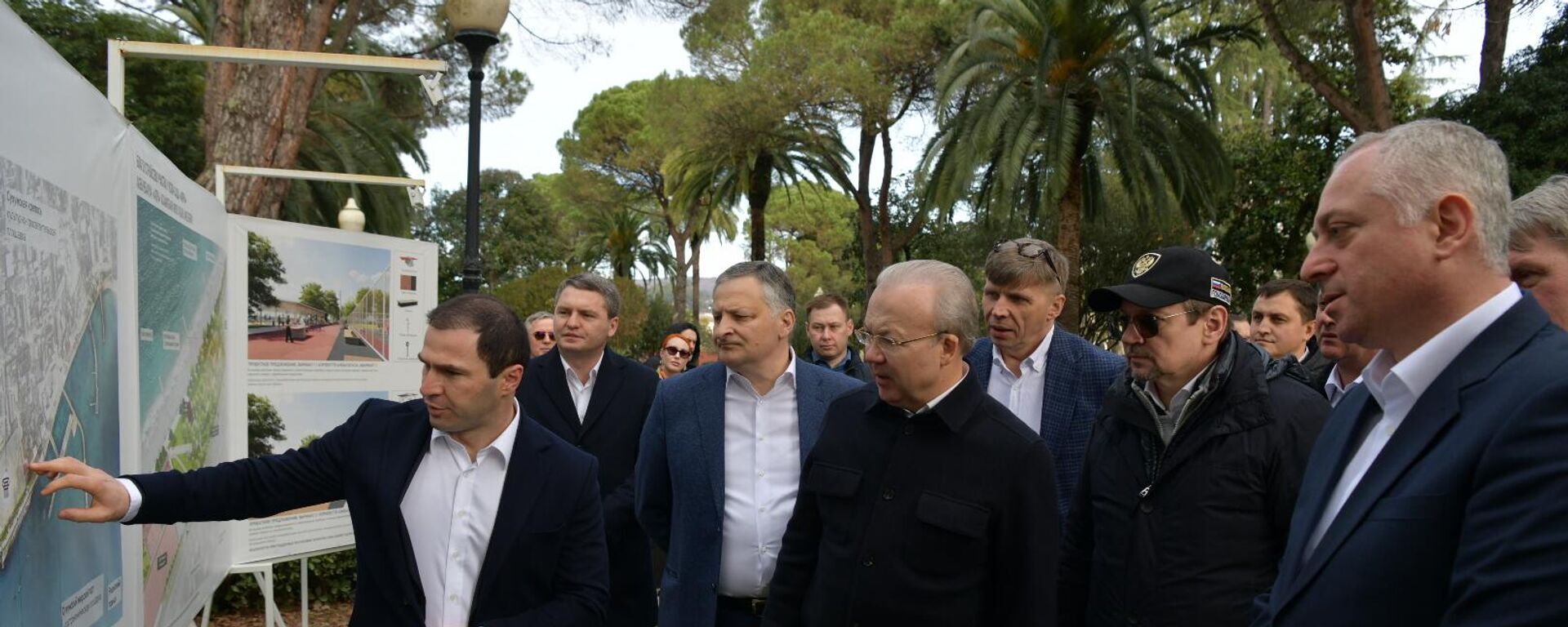 Бадра Гунба и премьер-министр Башкортостана Андрей Назаров - Sputnik Абхазия, 1920, 05.02.2026