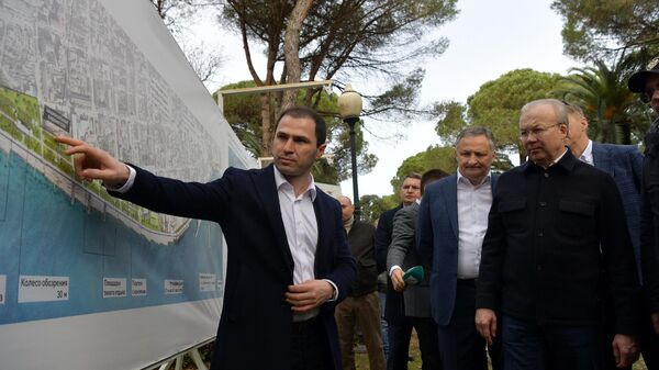 Бадра Гунба и Андрей Назаров осмотрели набережную Сухума где ведутся строительные работы - Sputnik Аҧсны