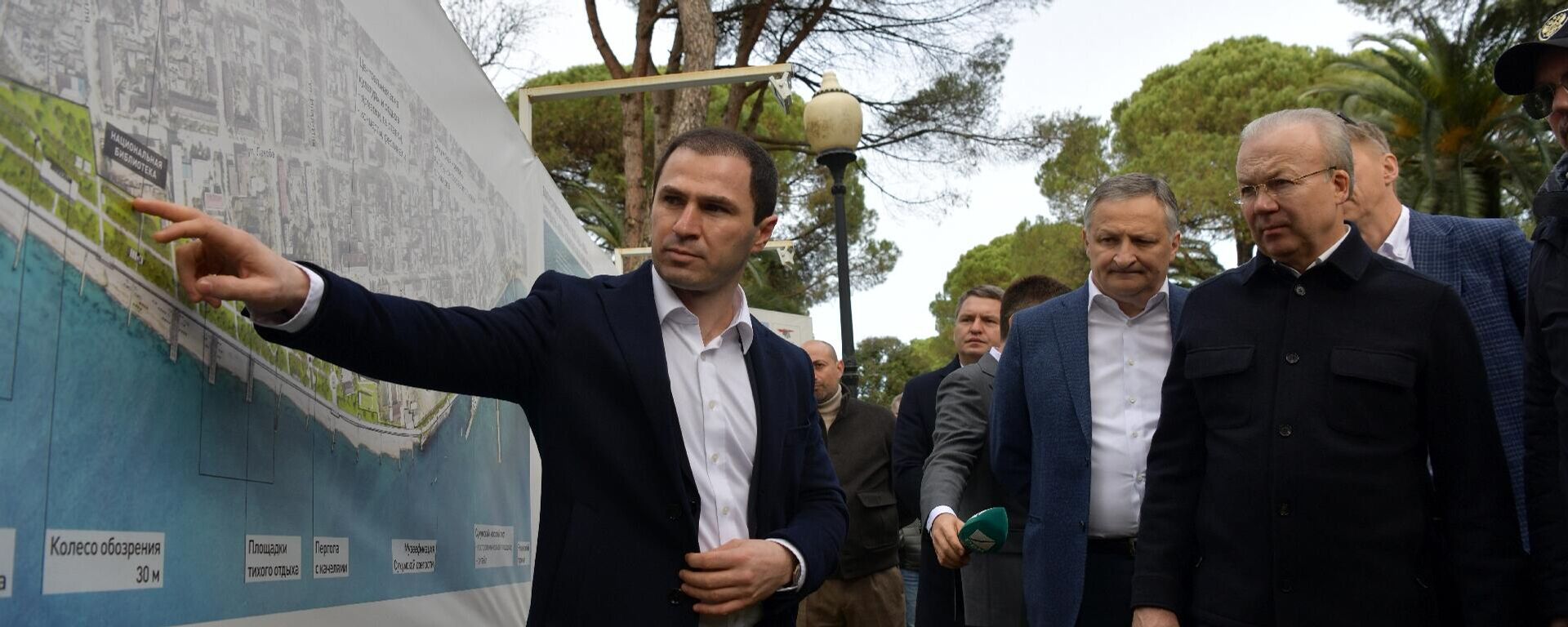 Бадра Гунба и Андрей Назаров осмотрели набережную Сухума где ведутся строительные работы - Sputnik Аҧсны, 1920, 05.02.2026