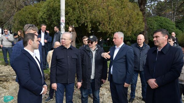 Бадра Гунба и Андрей Назаров осмотрели набережную Сухума где ведутся строительные работы - Sputnik Аҧсны