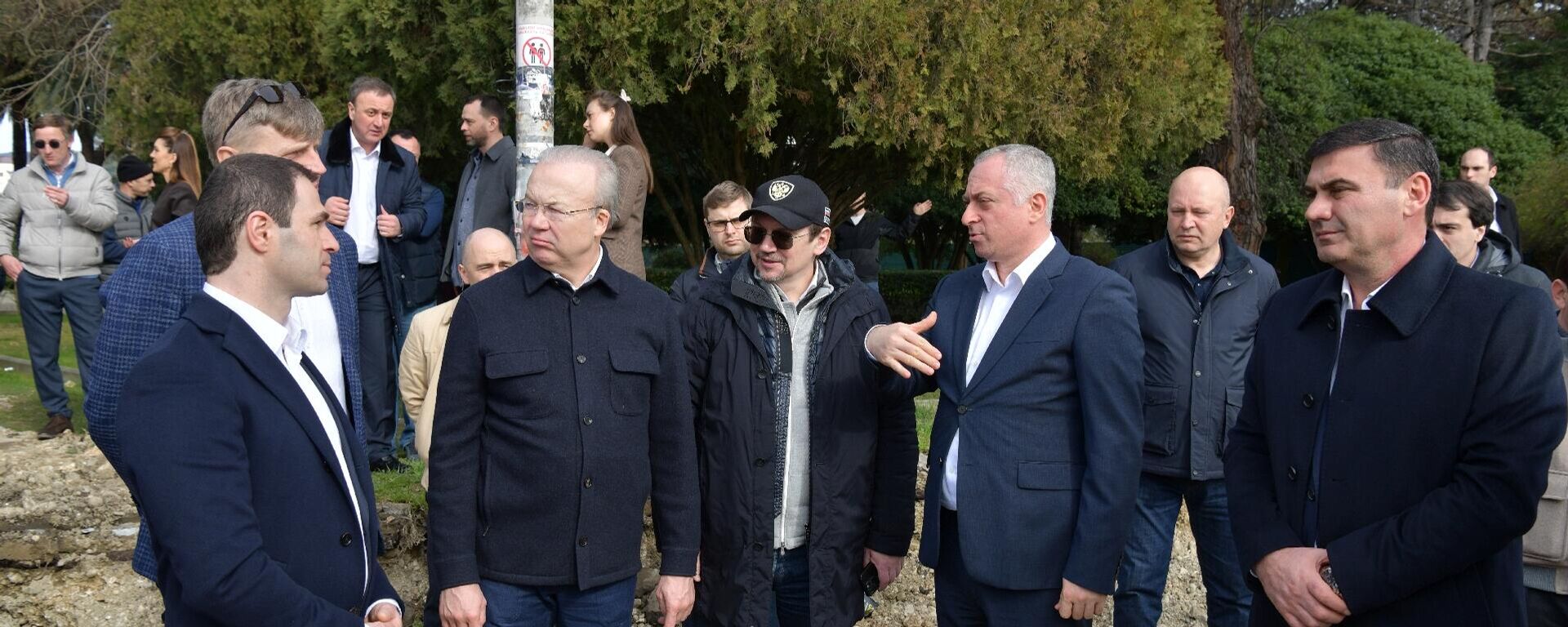 Бадра Гунба и Андрей Назаров осмотрели набережную Сухума где ведутся строительные работы - Sputnik Аҧсны, 1920, 07.02.2026
