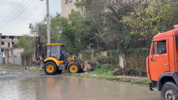 Началась уборка стихийной свалки на пересечении улиц Искандера и Агумаа в Сухуме - Sputnik Абхазия
