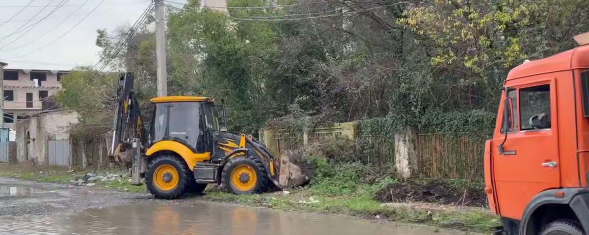 Началась уборка стихийной свалки на пересечении улиц Искандера и Агумаа в Сухуме - Sputnik Абхазия, 1920, 06.02.2026