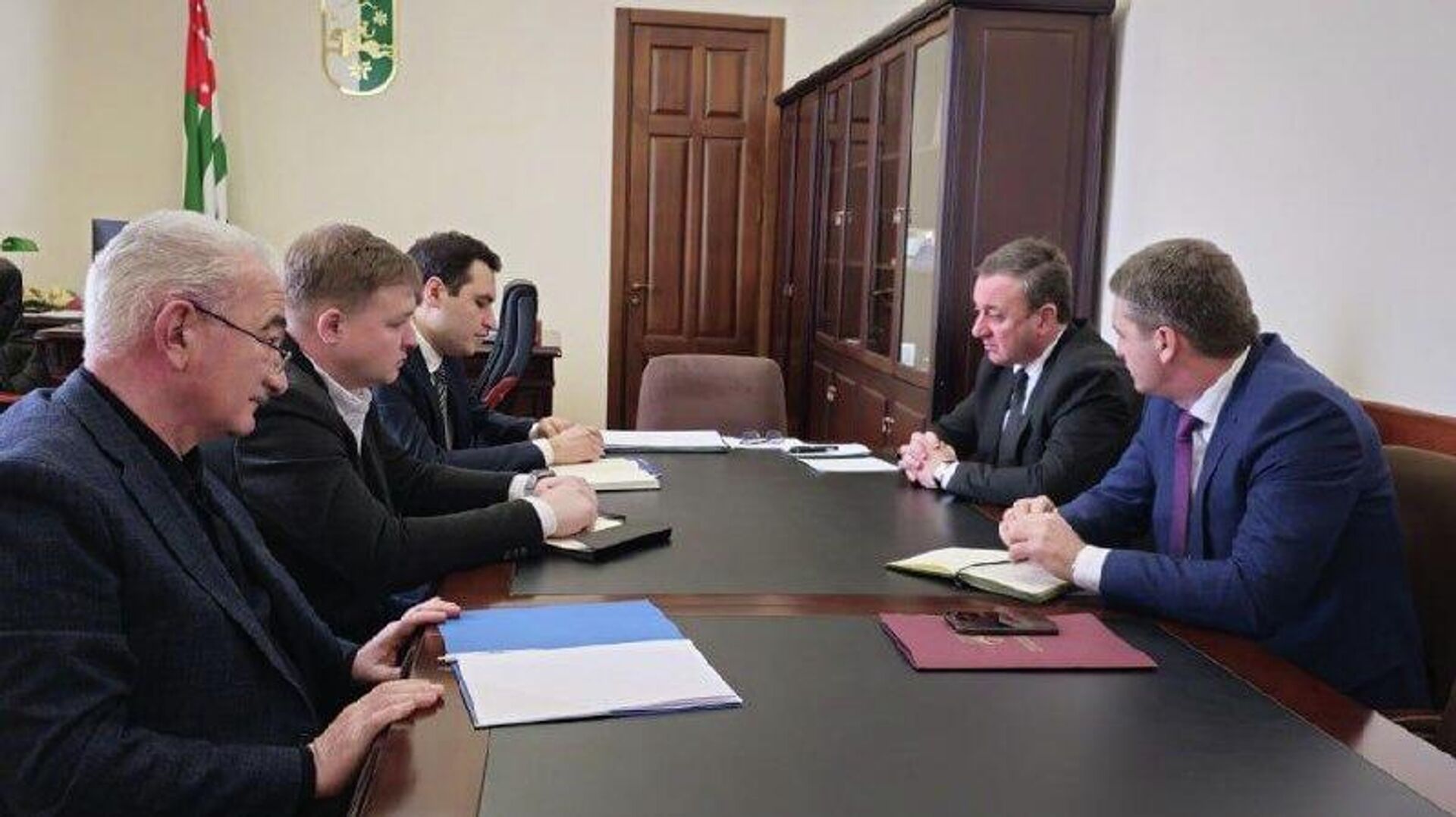 Работу по установке приборов учета потребления электроэнергии необходимо держать на особом контроле в круглосуточном режиме, подчеркнул премьер-министр Абхазии Владимир Делба на совещании с руководством Минэнерго и Черноморэнерго в Кабмине Работу по установке приборов учета потребления электроэнергии необходимо держать на особом контроле в круглосуточном режиме, подчеркнул премьер-министр Абхазии Владимир Делба на совещании с руководством Минэнерго и Черноморэнерго в Кабмине - Sputnik Абхазия, 1920, 06.02.2026