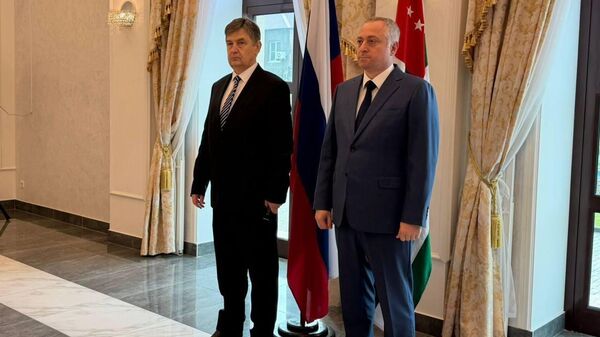 Президент Абхазии Бадра Гунба принял участие в торжественном приеме, состоявшемся в Посольстве России в Абхазии по случаю Дня дипломатического работника  - Sputnik Абхазия