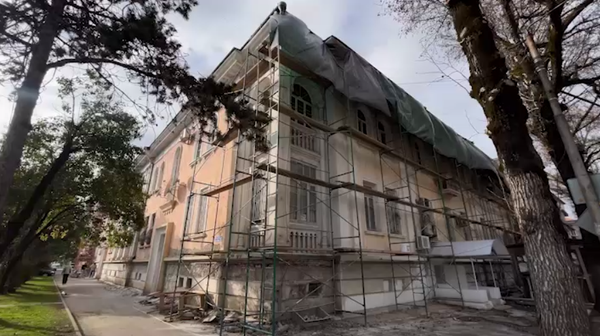 Начался ремонт исторического здания на пересечении улиц Аиааира и Дбар - Sputnik Абхазия