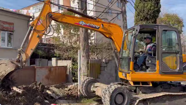 Незаконную постройку на улице Имама Шамиля снесли сухумские коммунальщики - Sputnik Абхазия