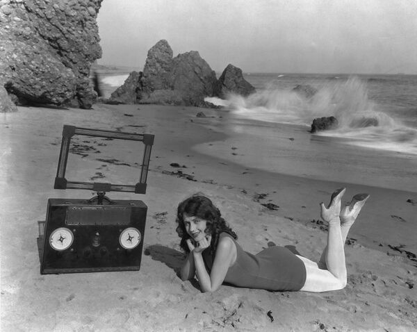 Девушка на пляже в Калифорнии со старинным радиоприемником - Sputnik Абхазия