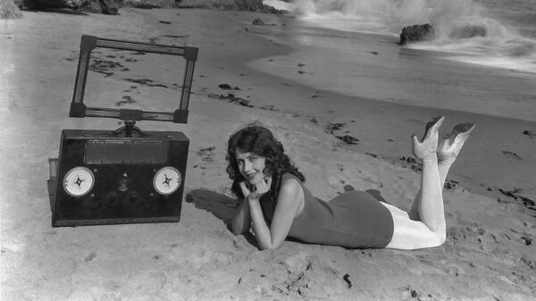 Девушка на пляже Оушенсайд с радиоприемником, 1935 год - Sputnik Абхазия