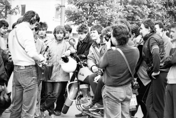 Юные байкеры дают интервью корреспондентам молодежной программы Белорусского радио - Sputnik Абхазия