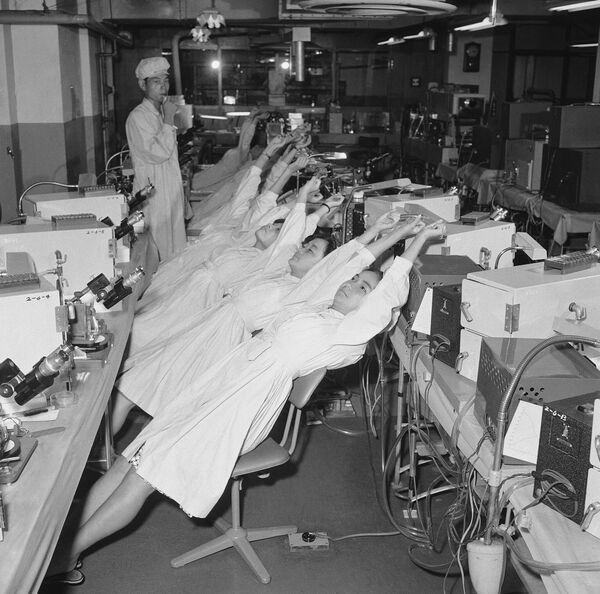 Девушки на японском радиозаводе в Токио делают растяжку на перерыве  - Sputnik Абхазия