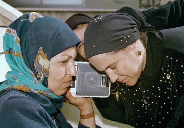 Арабские мусульманки слушают новости из Персидского залива - Sputnik Абхазия