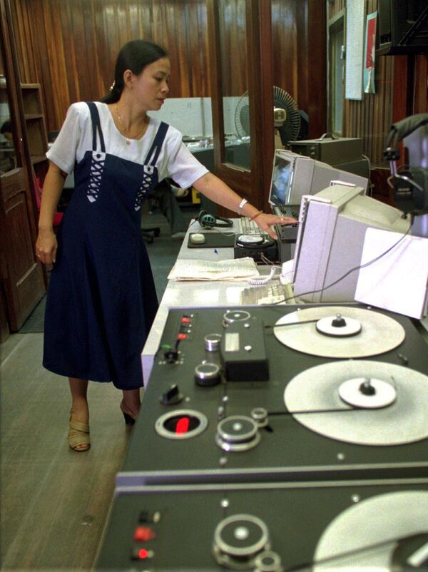 Музыкальный редактор FM-станции "Голос Вьетнама" Фан Тует Минь в своей студии в Ханое - Sputnik Абхазия