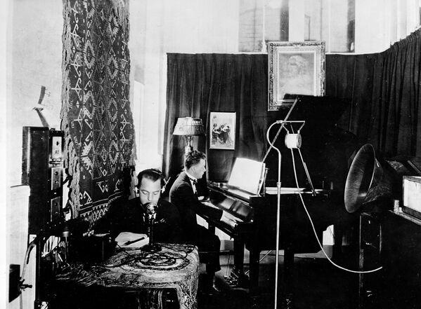 Два мужчины выступают во время эфира на радиостанции NJR в штате Нью-Джерси - Sputnik Абхазия