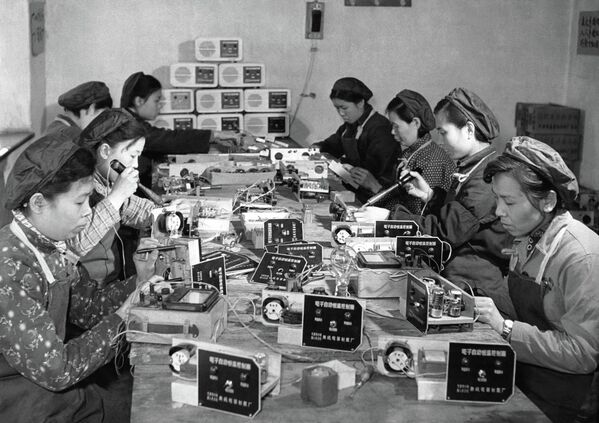 Китайские женщины собирают радиокомпоненты на фабрике в Тяньцзине - Sputnik Абхазия