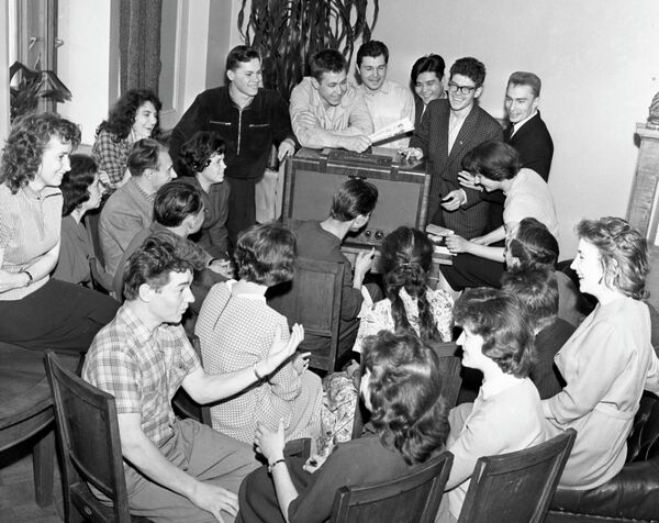 Студенты механико-математического факультета Московского государственного университета имени М.В. Ломоносова в комнате отдыха студенческого общежития - Sputnik Абхазия