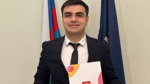 Студент Дипломатической академии МИД России Алим Барциц награжден медалью и грамотой, подписанной президентом России Владимиром Путиным - Sputnik Абхазия
