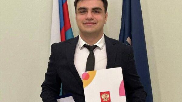 Урыстәыла АдәАР Адипломатиатә академиа астудент Алим Барцыц Урыстәыла ахада Владимир Путин инапы зҵеиҩыз амедали аҳаҭыртә шәҟәи ианашьоуп - Sputnik Аҧсны