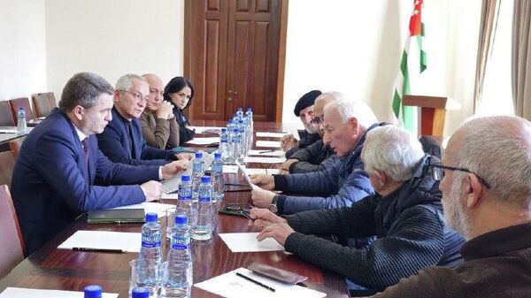 Валери Гамгьиа ирҿиаратә ҭынха аиқәырхаразы аҳәынҭқарратә комиссиа актәи аилатәара мҩаԥысит Аԥсны аминистрцәа реилазаараҿы - Sputnik Аҧсны