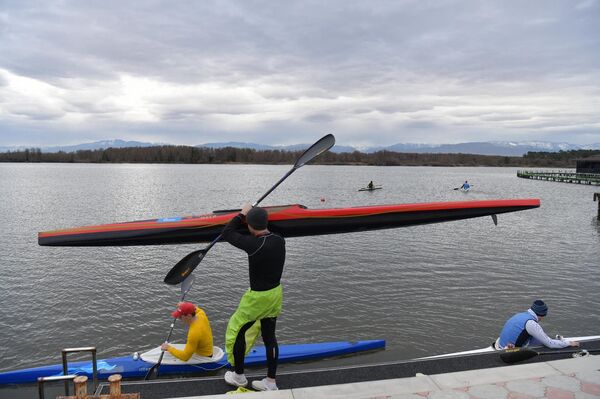 Озеро Скурча идеально подходит для тренировок Озеро Скурча идеально подходит для тренировок - Sputnik Абхазия