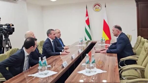 Встреча президента Южной Осетии и министра иностранных дел Абхазии прошла в Цхинвале, сообщает Sputnik Южная Осетия - Sputnik Абхазия