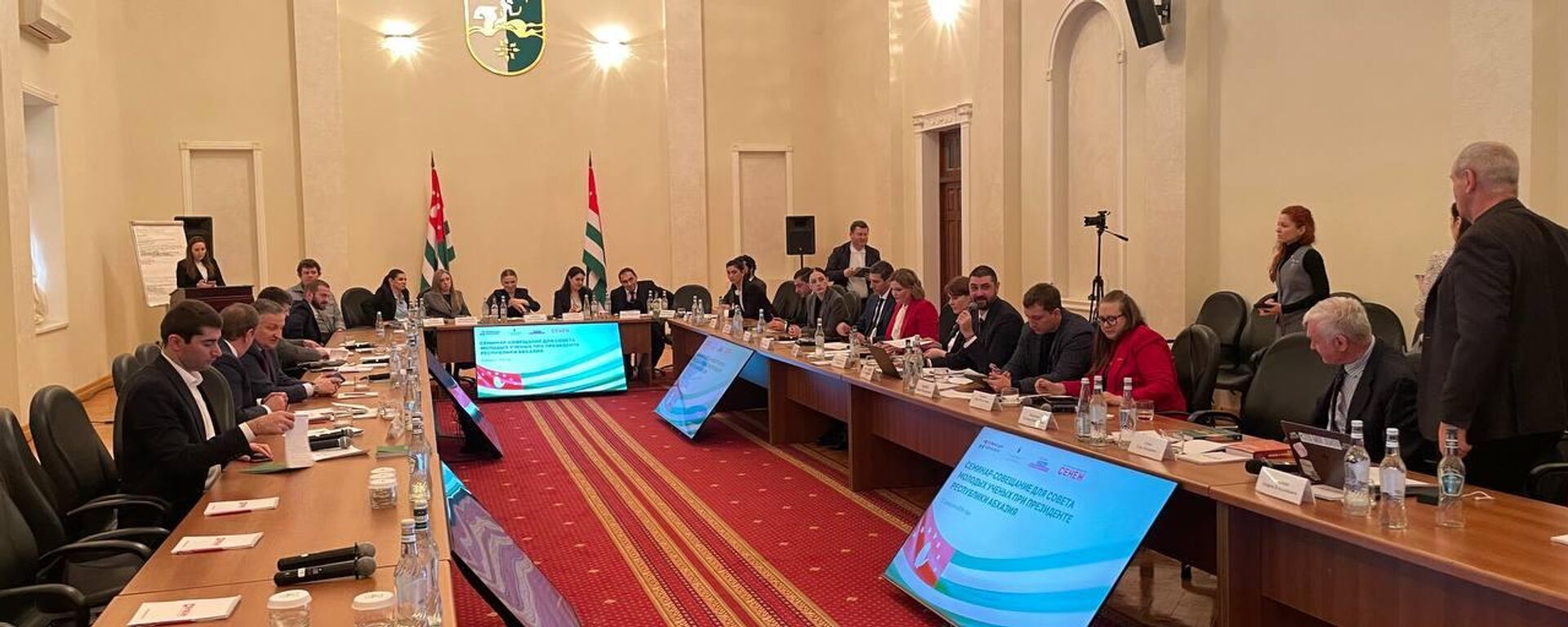 Круглый стол Развитие научного сообщества: вызовы, кадры, платформенные инструменты в Сухуме. - Sputnik Аҧсны, 1920, 17.02.2026