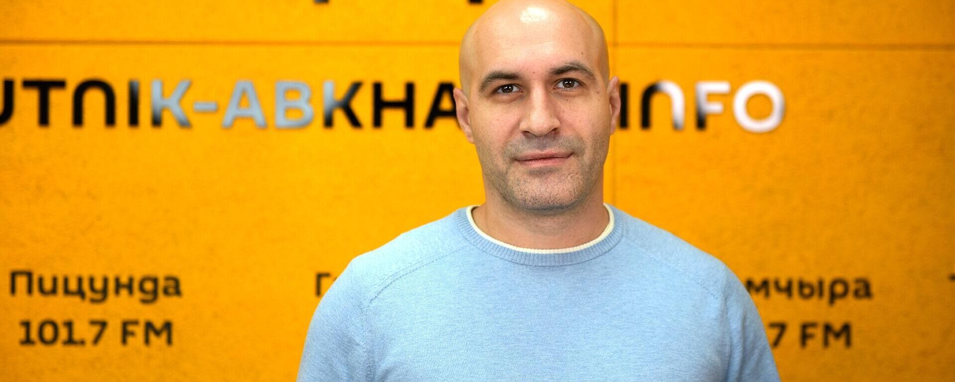 Показать изнанку войны: Мурад Газдиев о работе военкора на передовой - Sputnik Абхазия, 1920, 18.02.2026