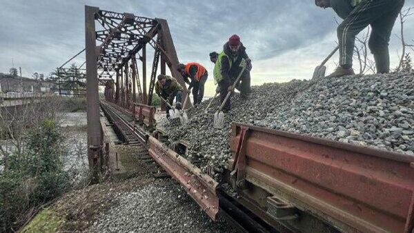 Абхазские железнодорожники начали устранение проблем на путях на участке Сухум — Очамчыра - Sputnik Абхазия