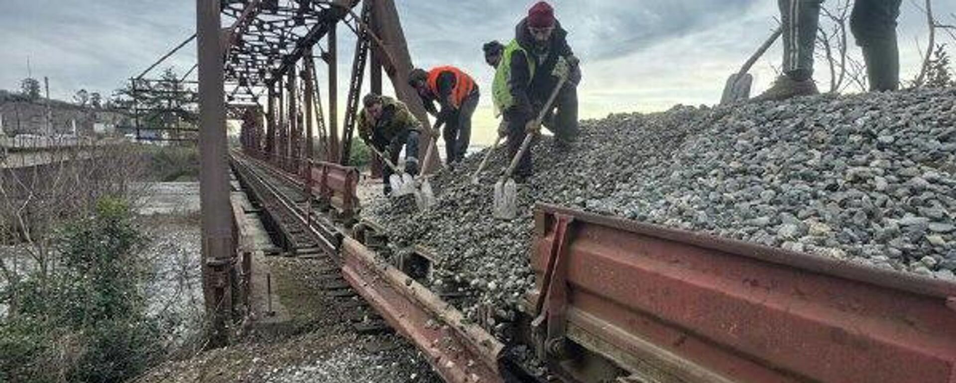 Абхазские железнодорожники начали устранение проблем на путях на участке Сухум — Очамчыра - Sputnik Абхазия, 1920, 18.02.2026