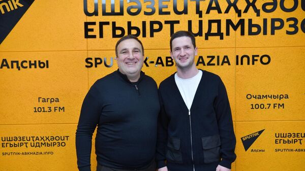 Можно ли научить юмору: интервью с организаторами игр КВН Наставники - Sputnik Абхазия