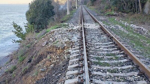 Движение поездов в Абхазии восстановят к вечеру - Sputnik Абхазия