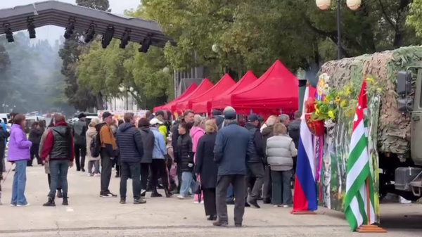 Праздник Масленицы начался на площади у Абхазского театра в Сухуме. - Sputnik Аҧсны