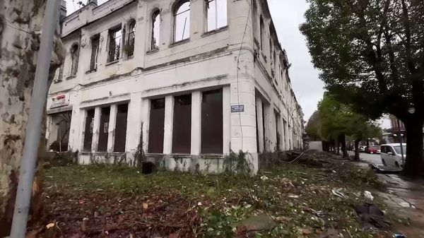 Пешеходную часть на углу проспекта Аиааира и улицы Воронова восстановят - Sputnik Абхазия