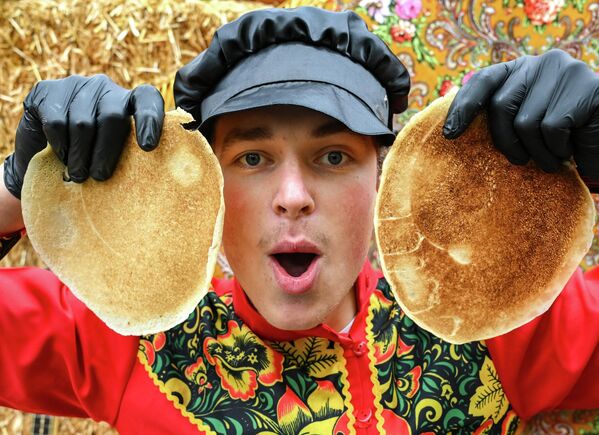 Румяные, горячие блины с медом, вареньем и сметаной становятся центром праздничного стола и создают ощущение домашнего тепла даже на шумной площади - Sputnik Абхазия