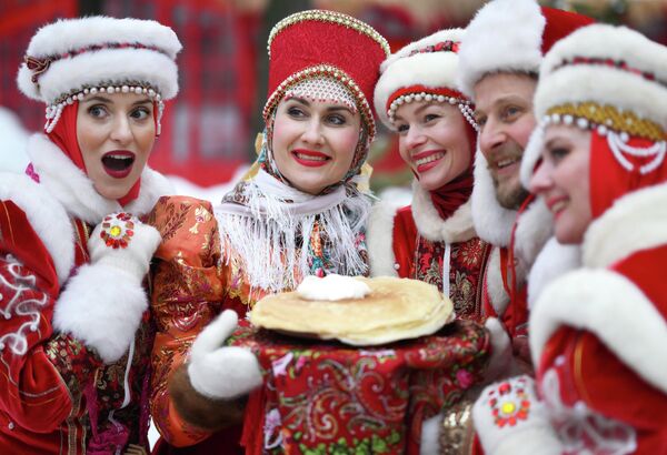 Артисты на презентации фестиваля "Масленица" на Тверском бульваре в Москве - Sputnik Абхазия