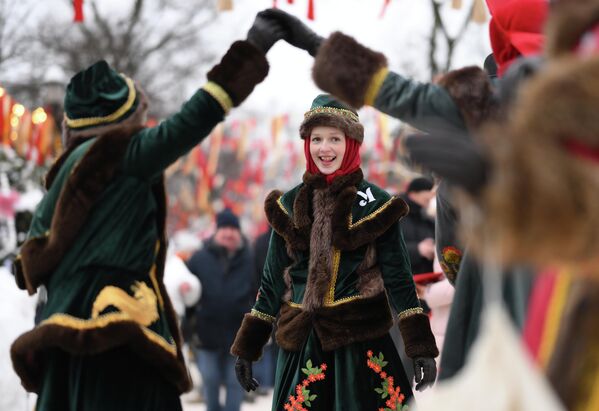 Народные гулянья сопровождаются песнями, хороводами и танцами - Sputnik Абхазия