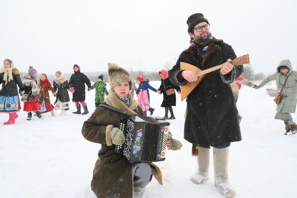 Живая музыка объединяет гостей праздника и задает ритм народным гуляньям - Sputnik Абхазия
