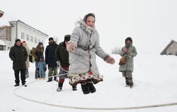 Гости с улыбками встречают Масленицу и присоединяются к веселым гуляньям - Sputnik Абхазия